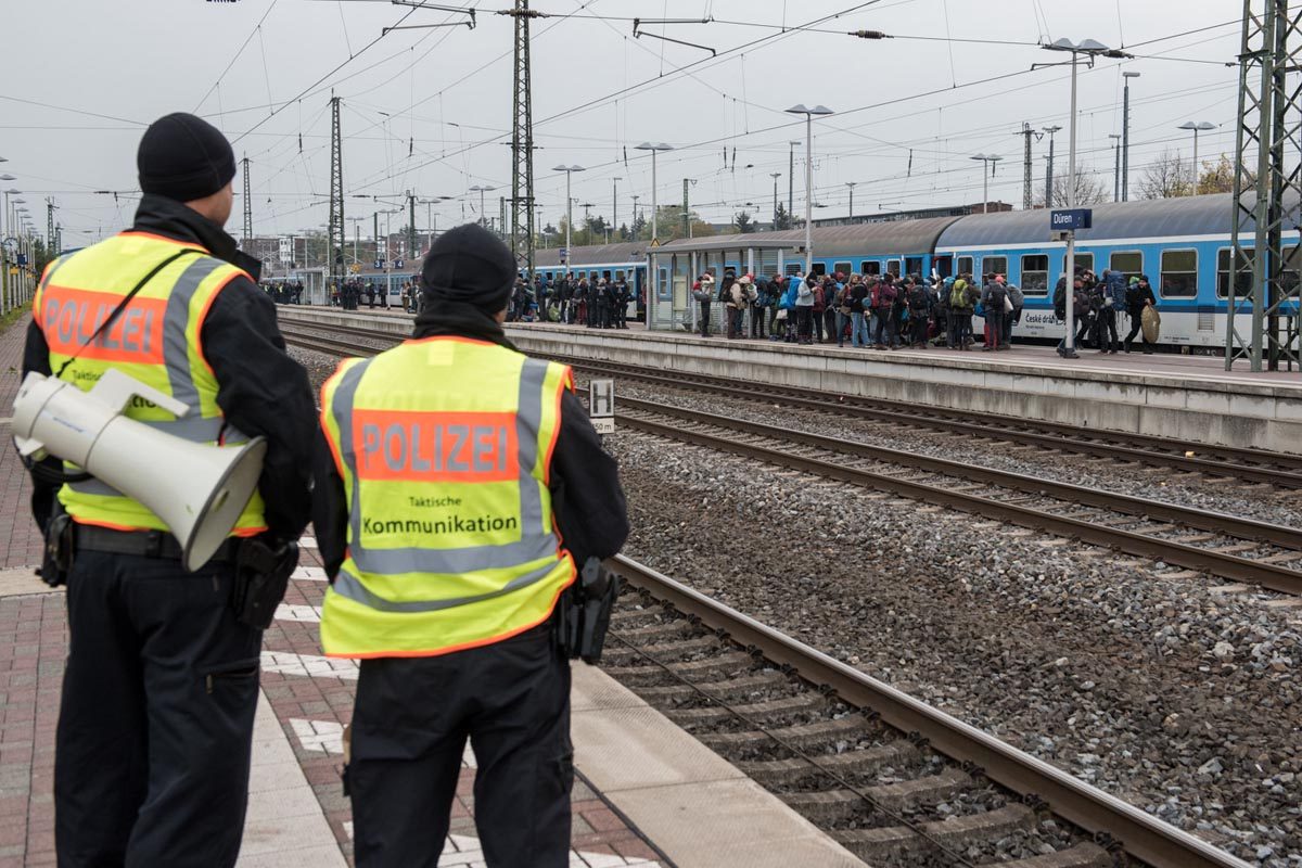 Endegelände 26.10.2018: Der Sonerzug aus Prag kommt in Dueren an. Alle AktivistInnen aus dem Zug sollen duch eine polizeiliche Ausweiskontrolle. Diese wehren sich in Form einer Sitzblockade im Bahnhofsbereich dagegen.: Array