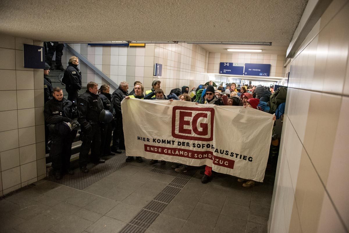 Endegelände 26.10.2018: Der Sonerzug aus Prag kommt in Dueren an. Alle AktivistInnen aus dem Zug sollen duch eine polizeiliche Ausweiskontrolle. Diese wehren sich in Form einer Sitzblockade im Bahnhofsbereich dagegen.: Array