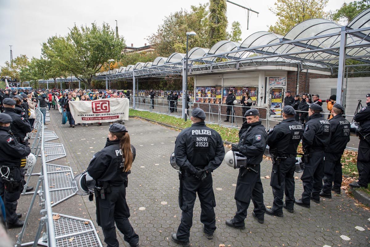 Endegelände 26.10.2018: Der Sonerzug aus Prag kommt in Dueren an. Alle AktivistInnen aus dem Zug sollen duch eine polizeiliche Ausweiskontrolle. Diese wehren sich in Form einer Sitzblockade im Bahnhofsbereich dagegen.: Array