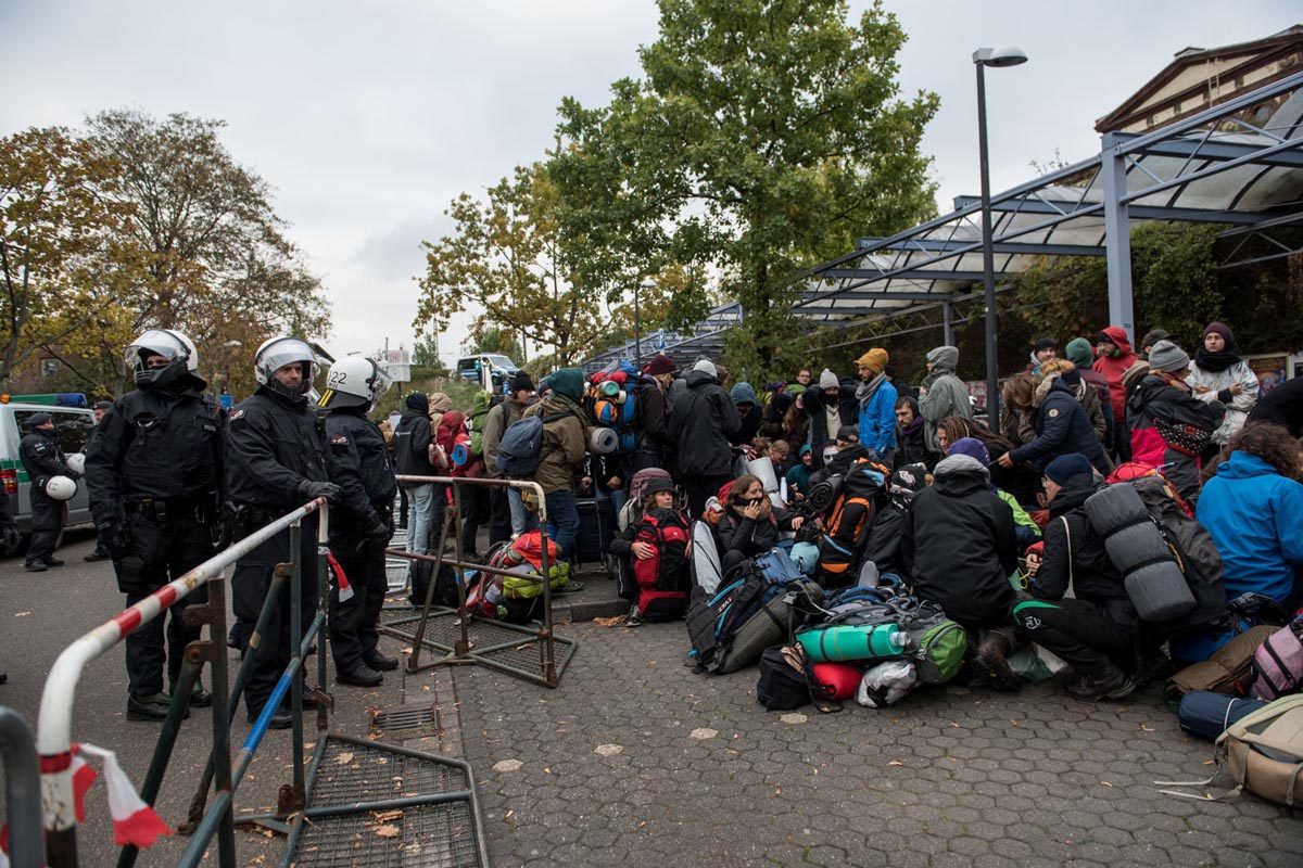 Endegelände 26.10.2018: Der Sonerzug aus Prag kommt in Dueren an. Alle AktivistInnen aus dem Zug sollen duch eine polizeiliche Ausweiskontrolle. Diese wehren sich in Form einer Sitzblockade im Bahnhofsbereich dagegen.: Array