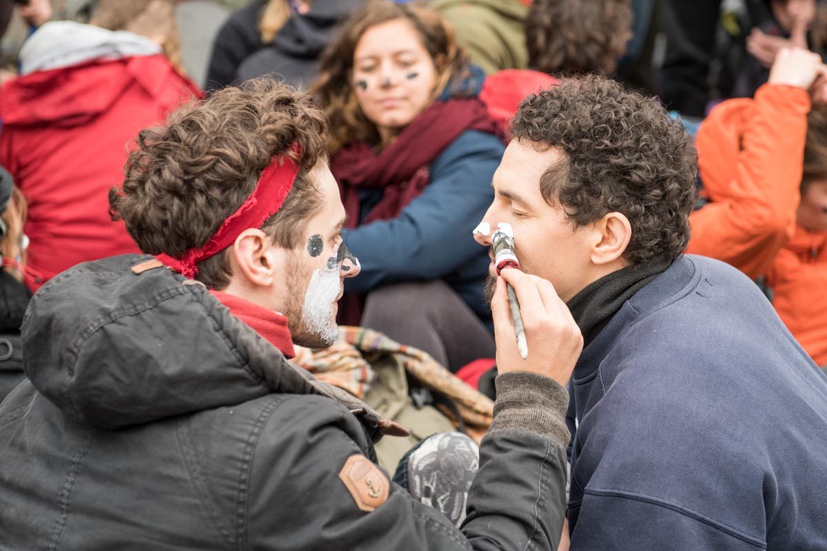 Endegelände 26.10.2018: Der Sonerzug aus Prag kommt in Dueren an. Alle AktivistInnen aus dem Zug sollen duch eine polizeiliche Ausweiskontrolle. Diese wehren sich in Form einer Sitzblockade im Bahnhofsbereich dagegen.: Array
