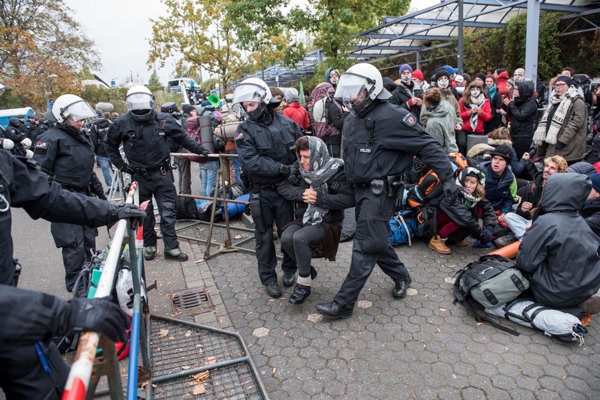 Endegelände 26.10.2018: Der Sonerzug aus Prag kommt in Dueren an. Alle AktivistInnen aus dem Zug sollen duch eine polizeiliche Ausweiskontrolle. Diese wehren sich in Form einer Sitzblockade im Bahnhofsbereich dagegen.: Array