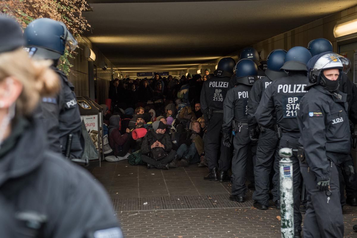 Endegelände 26.10.2018: Der Sonerzug aus Prag kommt in Dueren an. Alle AktivistInnen aus dem Zug sollen duch eine polizeiliche Ausweiskontrolle. Diese wehren sich in Form einer Sitzblockade im Bahnhofsbereich dagegen.: Array