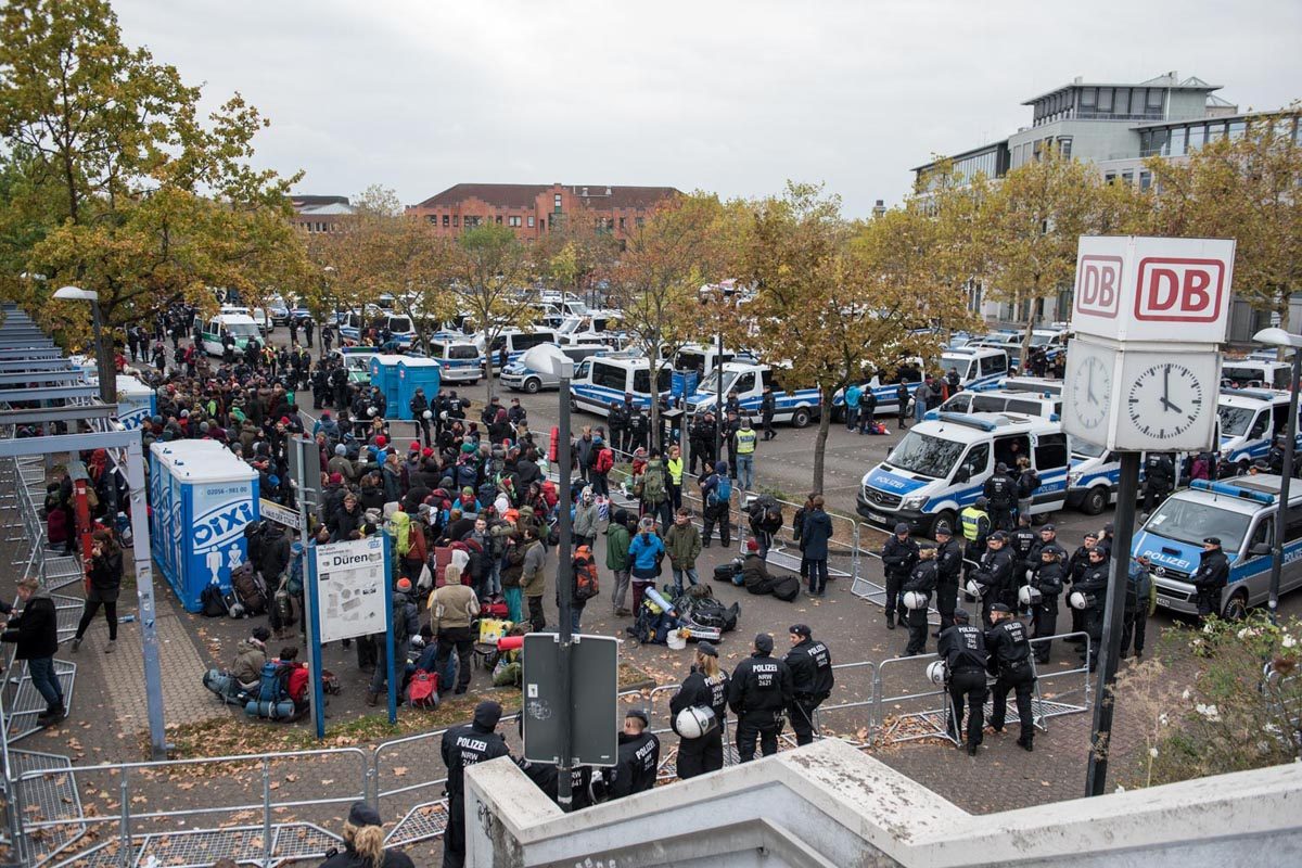 Endegelände 26.10.2018: Der Sonerzug aus Prag kommt in Dueren an. Alle AktivistInnen aus dem Zug sollen duch eine polizeiliche Ausweiskontrolle. Diese wehren sich in Form einer Sitzblockade im Bahnhofsbereich dagegen.: Array