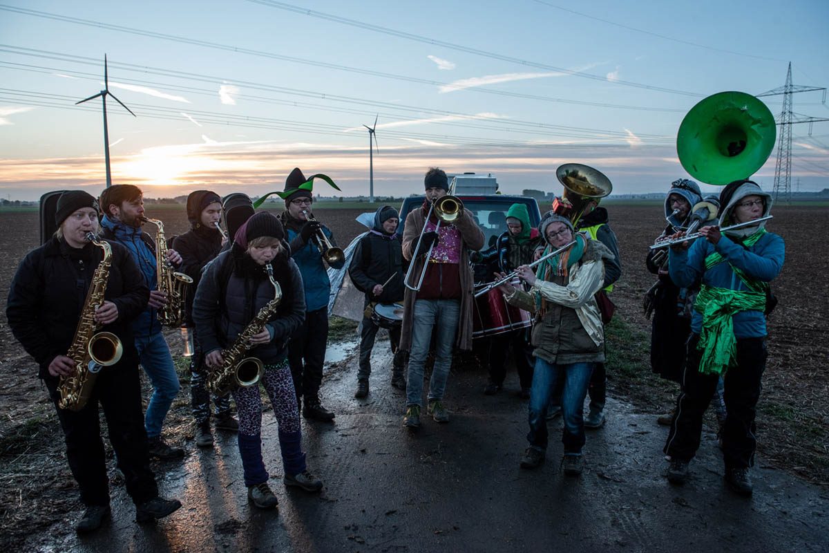 Endegelände 27.10.2018: Mehrere tausend AktivistInnen starten vom Camp aus ihre Aktionen und ziehen in Richtung Braunkohlegrube: Array