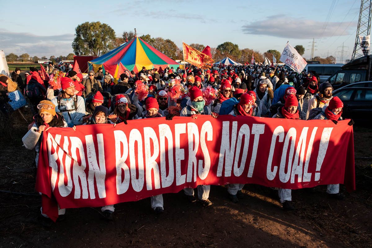 Endegelände 27.10.2018: Mehrere tausend AktivistInnen starten vom Camp aus ihre Aktionen und ziehen in Richtung Braunkohlegrube: Array