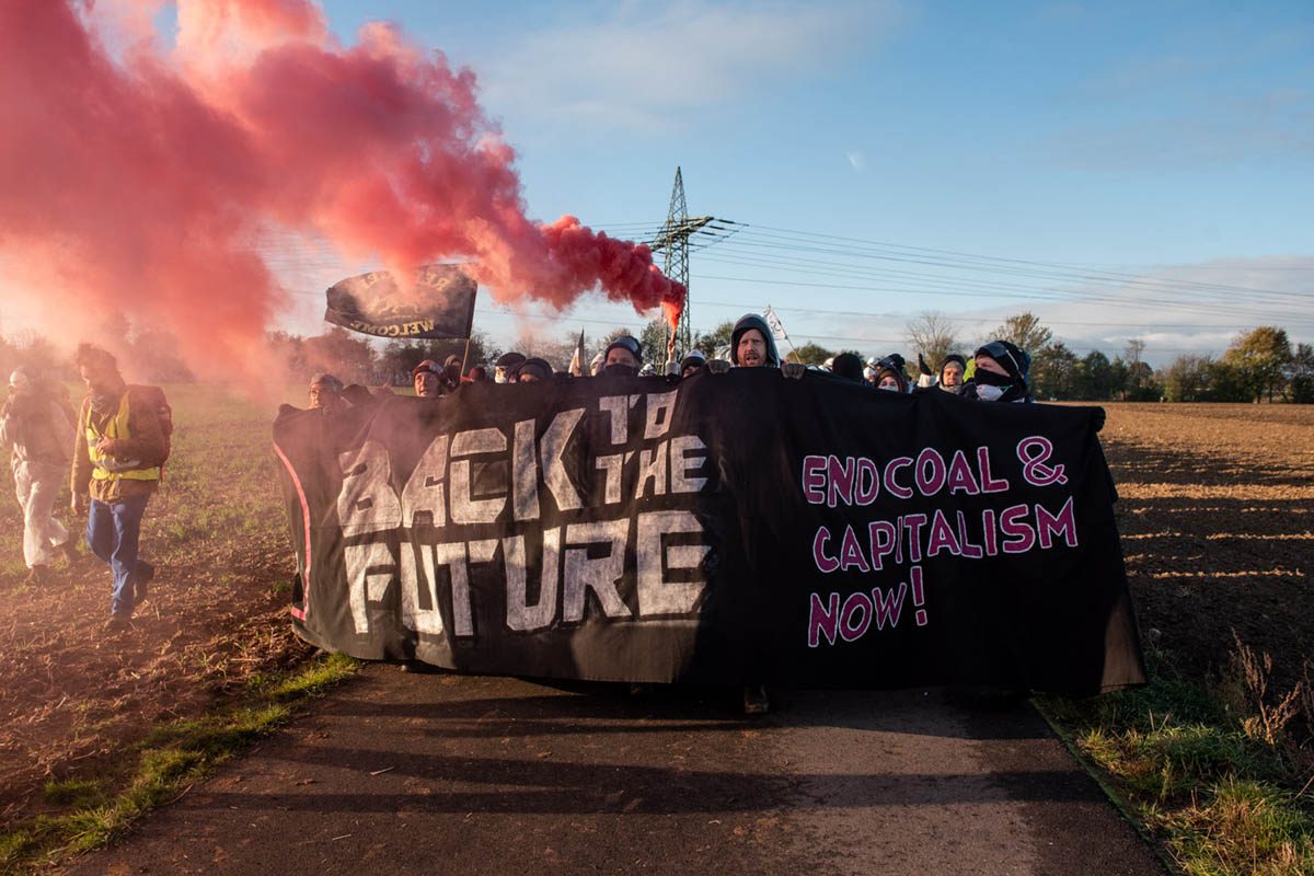 Endegelände 27.10.2018: Mehrere tausend AktivistInnen starten vom Camp aus ihre Aktionen und ziehen in Richtung Braunkohlegrube: Array