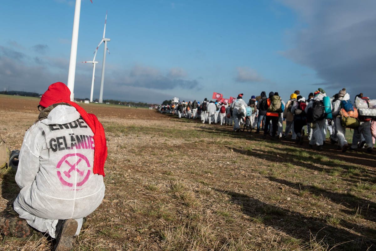 Endegelände 27.10.2018: Mehrere tausend AktivistInnen starten vom Camp aus ihre Aktionen und ziehen in Richtung Braunkohlegrube: Array