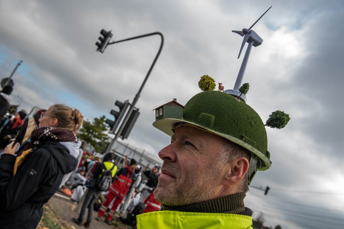 Endegelände 27.10.2018: Mehrere tausend AktivistInnen starten vom Camp aus ihre Aktionen und ziehen in Richtung Braunkohlegrube: Array