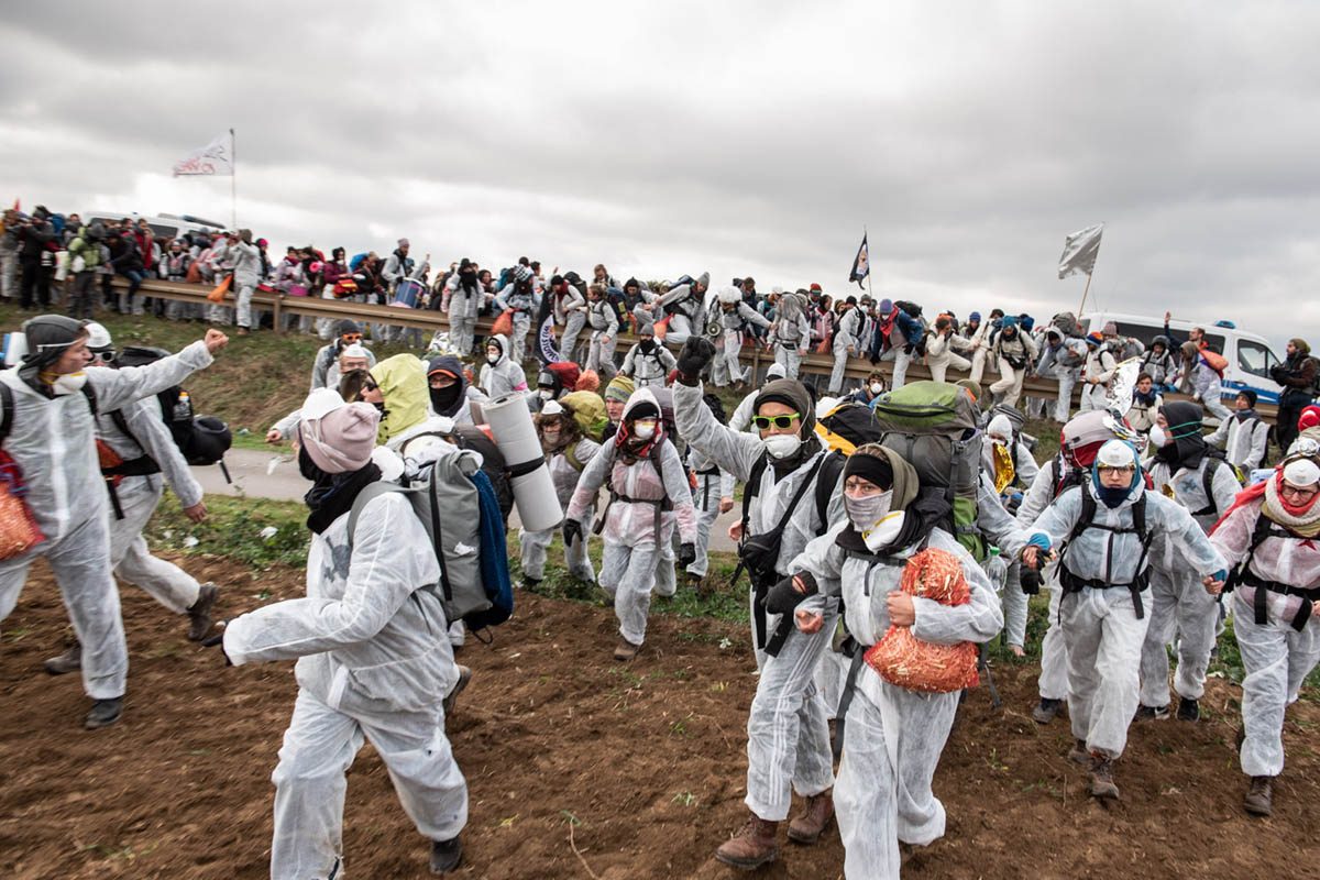 Endegelände 27.10.2018: Mehrere tausend AktivistInnen starten vom Camp aus ihre Aktionen und ziehen in Richtung Braunkohlegrube: Array