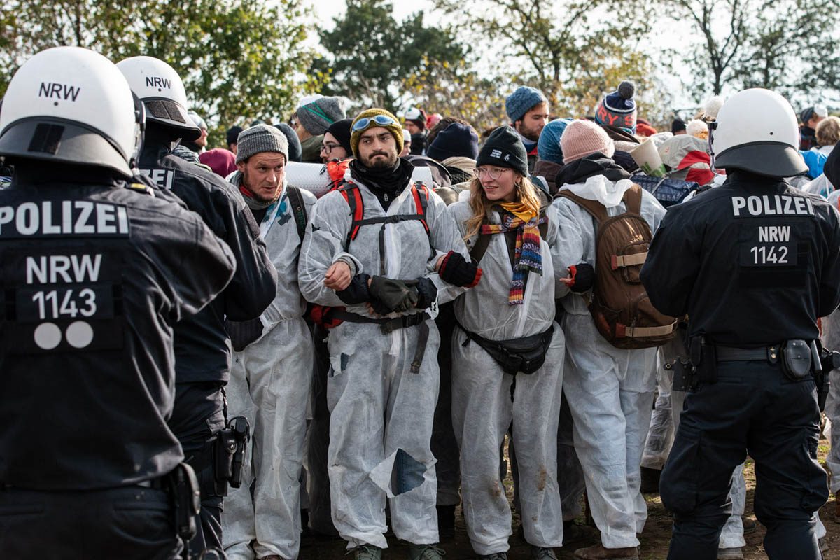 Endegelände 27.10.2018: Mehrere tausend AktivistInnen starten vom Camp aus ihre Aktionen und ziehen in Richtung Braunkohlegrube: Array