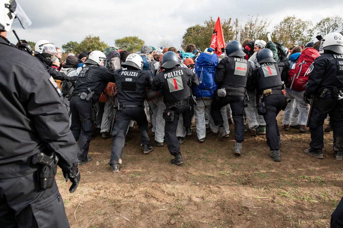 Endegelände 27.10.2018: Mehrere tausend AktivistInnen starten vom Camp aus ihre Aktionen und ziehen in Richtung Braunkohlegrube: Array