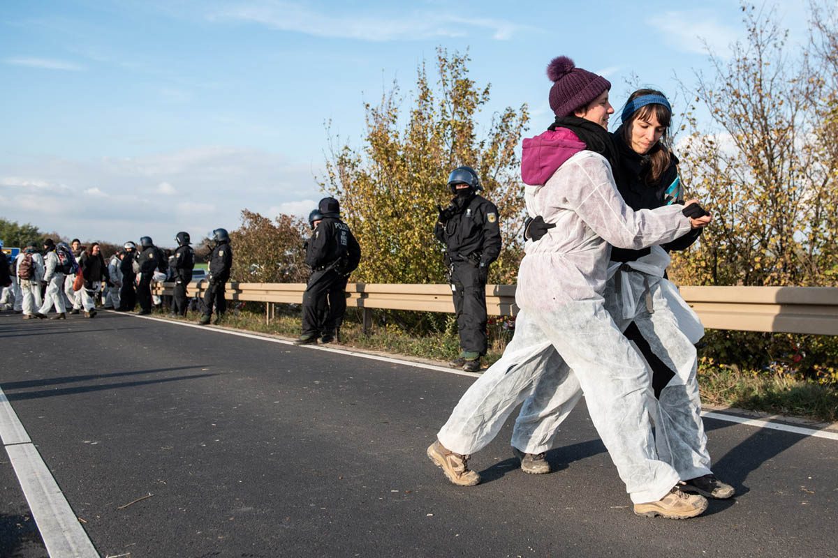 Endegelände 27.10.2018: Mehrere tausend AktivistInnen starten vom Camp aus ihre Aktionen und ziehen in Richtung Braunkohlegrube: Array
