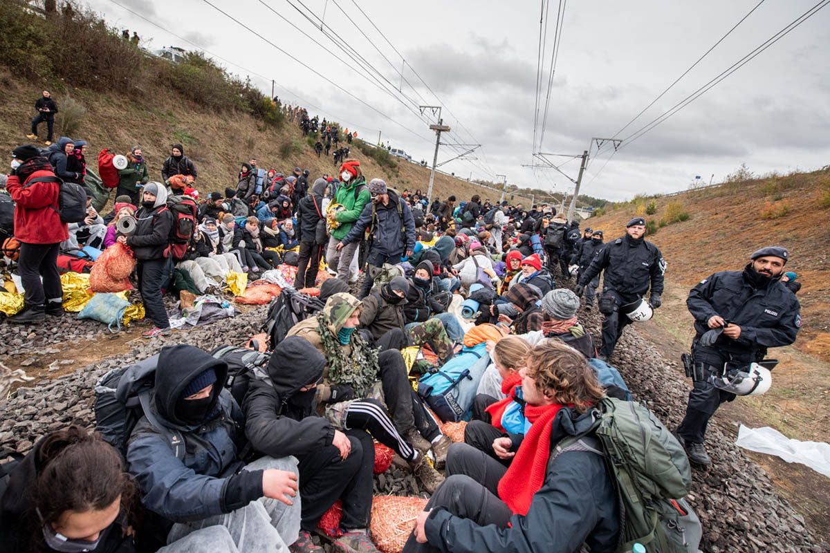Endegelände 28.10.2018: ueber tausend AktivistInnen verlassen nach fast 24 stuendiger Sitzblockade die Schienen der Hambachbahn. Einige gehen nicht freiwillig und werden von der Polizei geraeumt. Eizelne AktivistInnen sind mit Lock-Ons an die Gleise geke: Array