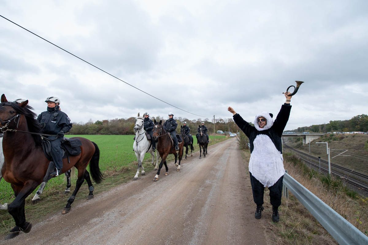 Endegelände 28.10.2018: ueber tausend AktivistInnen verlassen nach fast 24 stuendiger Sitzblockade die Schienen der Hambachbahn. Einige gehen nicht freiwillig und werden von der Polizei geraeumt. Eizelne AktivistInnen sind mit Lock-Ons an die Gleise geke: Array