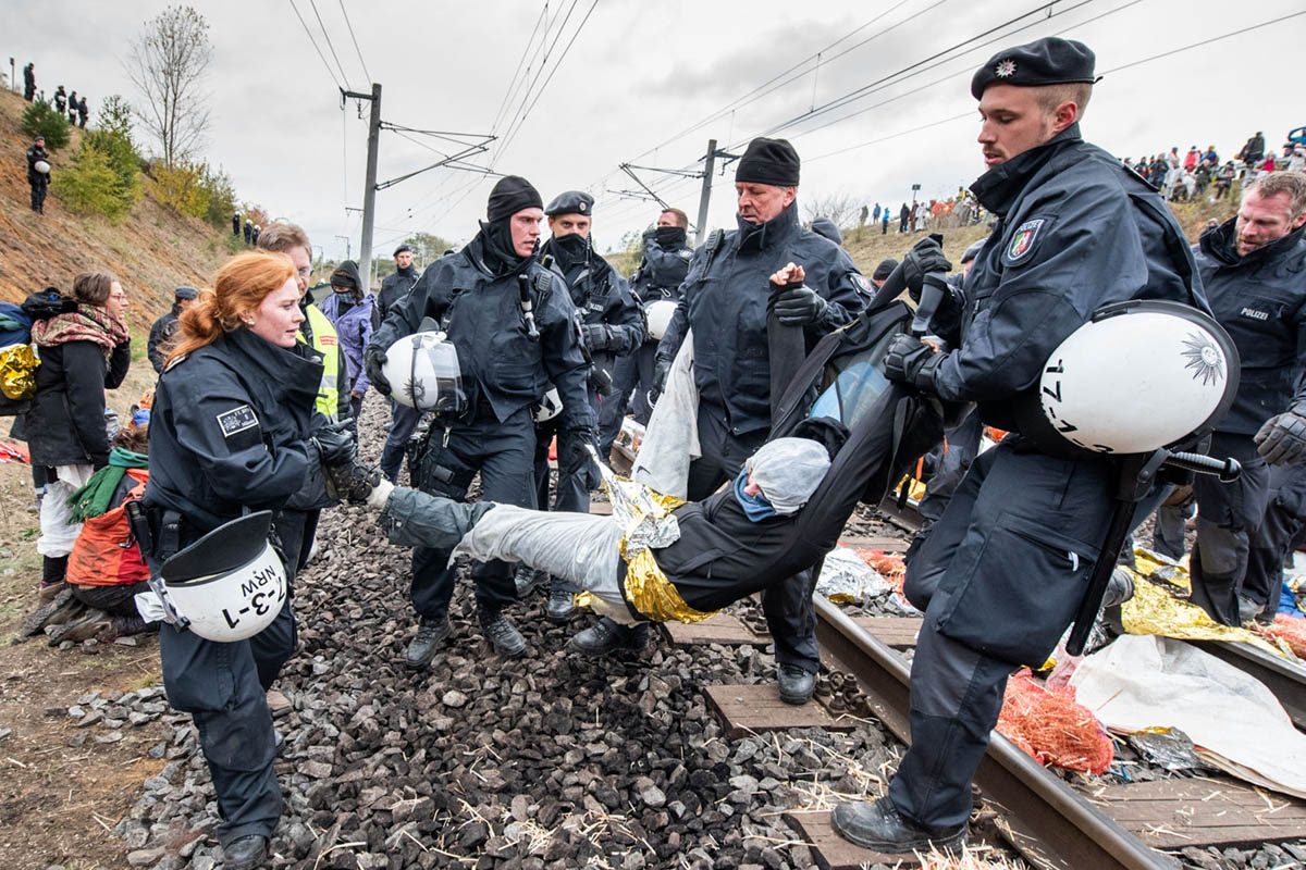 Endegelände 28.10.2018: ueber tausend AktivistInnen verlassen nach fast 24 stuendiger Sitzblockade die Schienen der Hambachbahn. Einige gehen nicht freiwillig und werden von der Polizei geraeumt. Eizelne AktivistInnen sind mit Lock-Ons an die Gleise geke: Array
