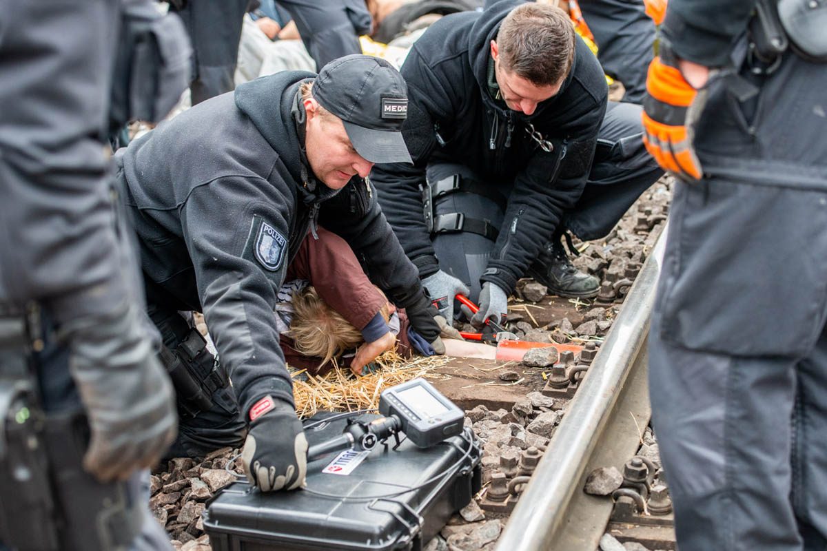 Endegelände 28.10.2018: ueber tausend AktivistInnen verlassen nach fast 24 stuendiger Sitzblockade die Schienen der Hambachbahn. Einige gehen nicht freiwillig und werden von der Polizei geraeumt. Eizelne AktivistInnen sind mit Lock-Ons an die Gleise geke: Array