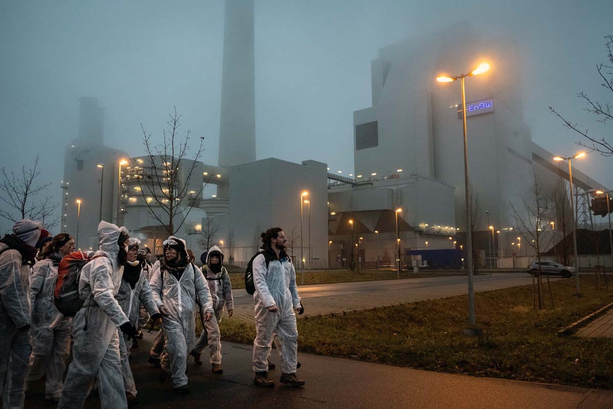 Anti-Kohlebündnis blockiert Gleisanlagen vor Kohlekraftwerk in Karlsruhe: Array