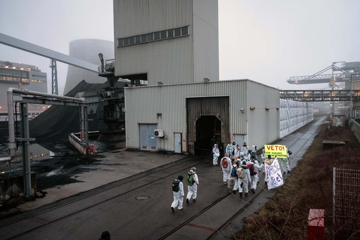 Anti-Kohlebündnis blockiert Gleisanlagen vor Kohlekraftwerk in Karlsruhe: Array