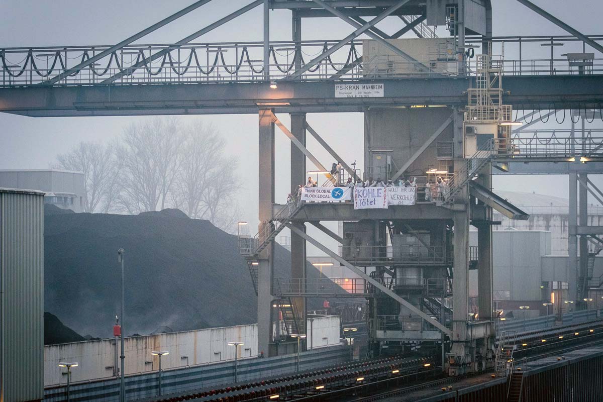 Anti-Kohlebündnis blockiert Gleisanlagen vor Kohlekraftwerk in Karlsruhe: Array