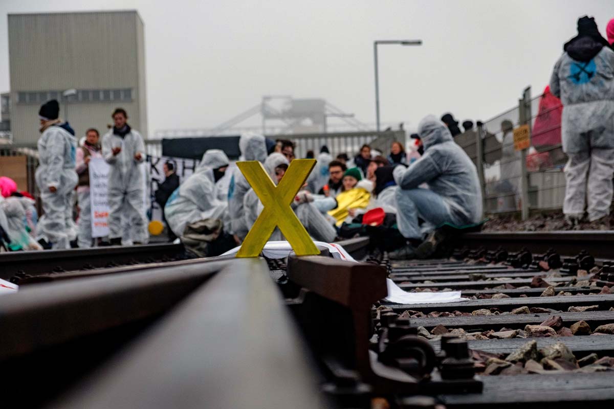 Anti-Kohlebündnis blockiert Gleisanlagen vor Kohlekraftwerk in Karlsruhe: Array