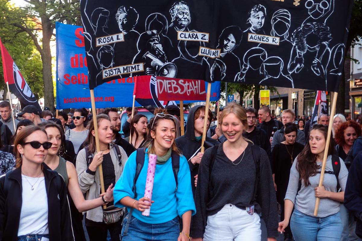 OLYMPUS DIGITAL CAMERA: 