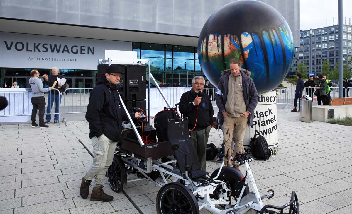 VW tötet! Die-In + Protest bei VW-Hauptversammlung: Array
