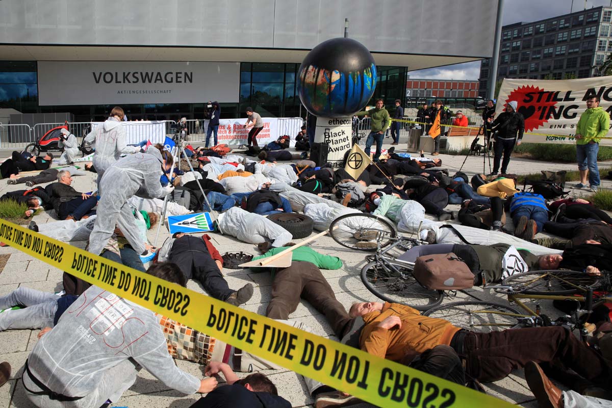 VW tötet! Die-In + Protest bei VW-Hauptversammlung: Array