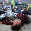 VW tötet! Die-In + Protest bei VW-Hauptversammlung:    Array