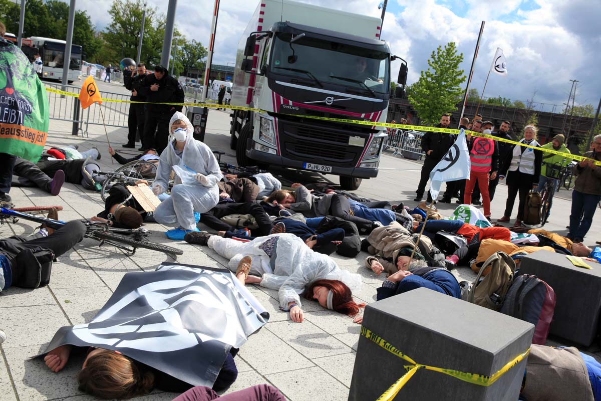 VW tötet! Die-In + Protest bei VW-Hauptversammlung: Array