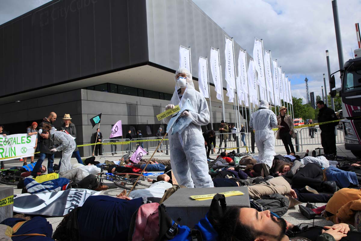 VW tötet! Die-In + Protest bei VW-Hauptversammlung: Array