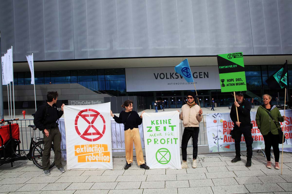 VW tötet! Die-In + Protest bei VW-Hauptversammlung: Array