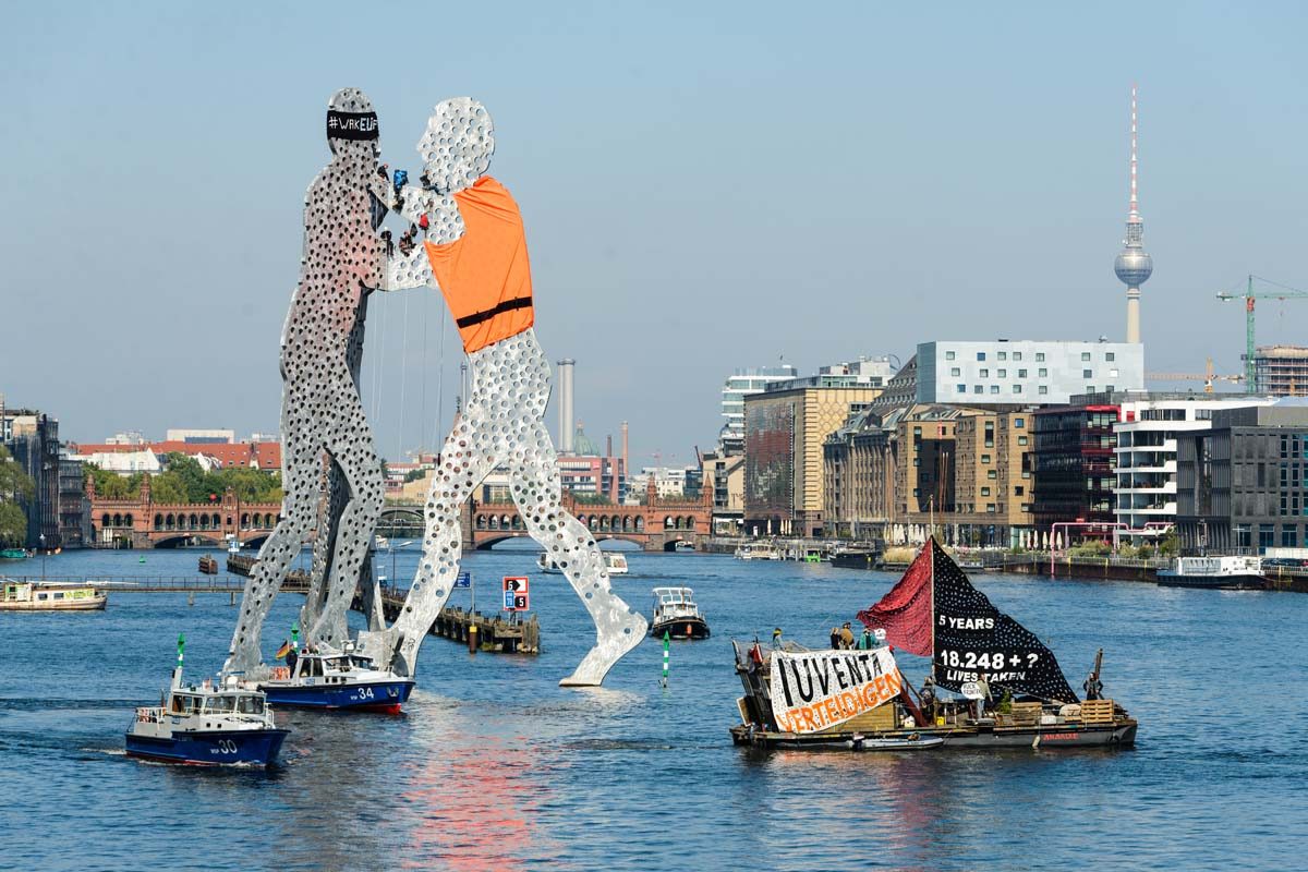 Seebrücke Berlin bekleiden Molecule Man mit Rettungsweste: Array