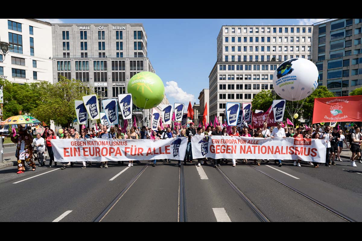 Großdemo in Berlin gegen Nationalismus: Array