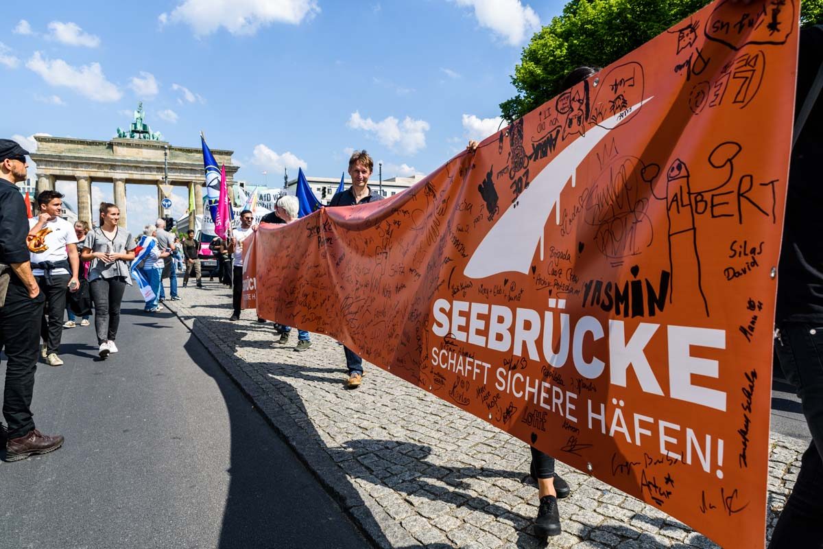 Großdemo in Berlin gegen Nationalismus: Array