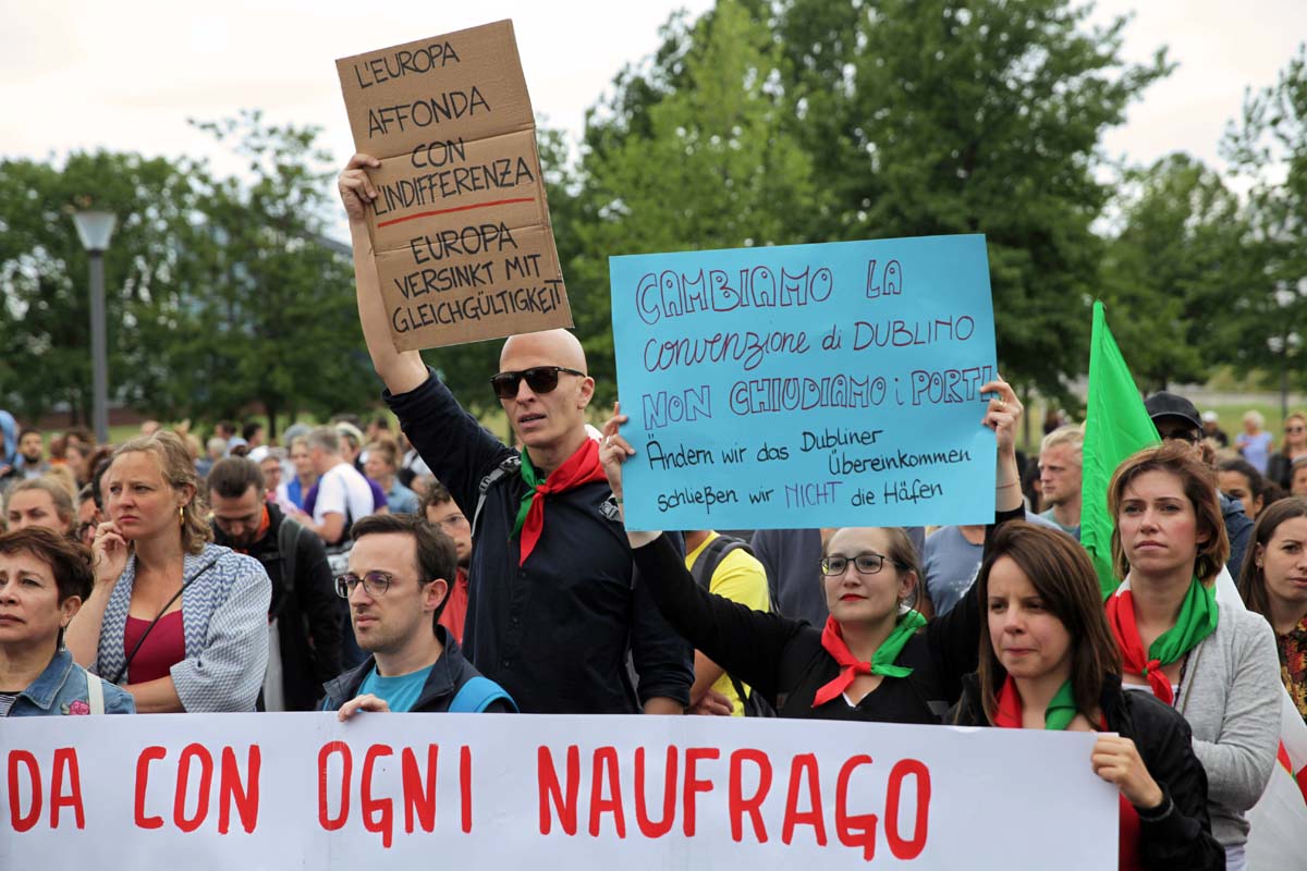 Seebrücke-Demonstration für die Rechte von Geflüchteten und #FreeCarola, Berlin 6.7.2019: Array