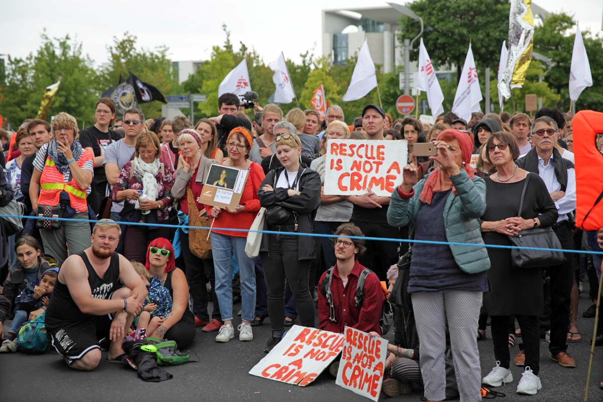 Seebrücke-Demonstration für die Rechte von Geflüchteten und #FreeCarola, Berlin 6.7.2019: Array