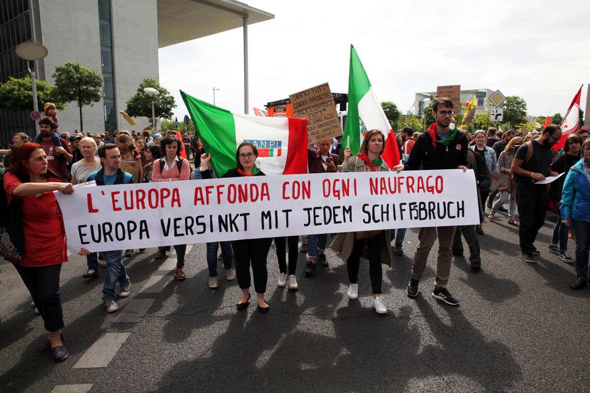 Seebrücke-Demonstration für die Rechte von Geflüchteten und #FreeCarola, Berlin 6.7.2019: Array