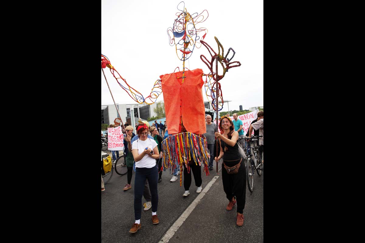 Seebrücke-Demonstration für die Rechte von Geflüchteten und #FreeCarola, Berlin 6.7.2019: Array
