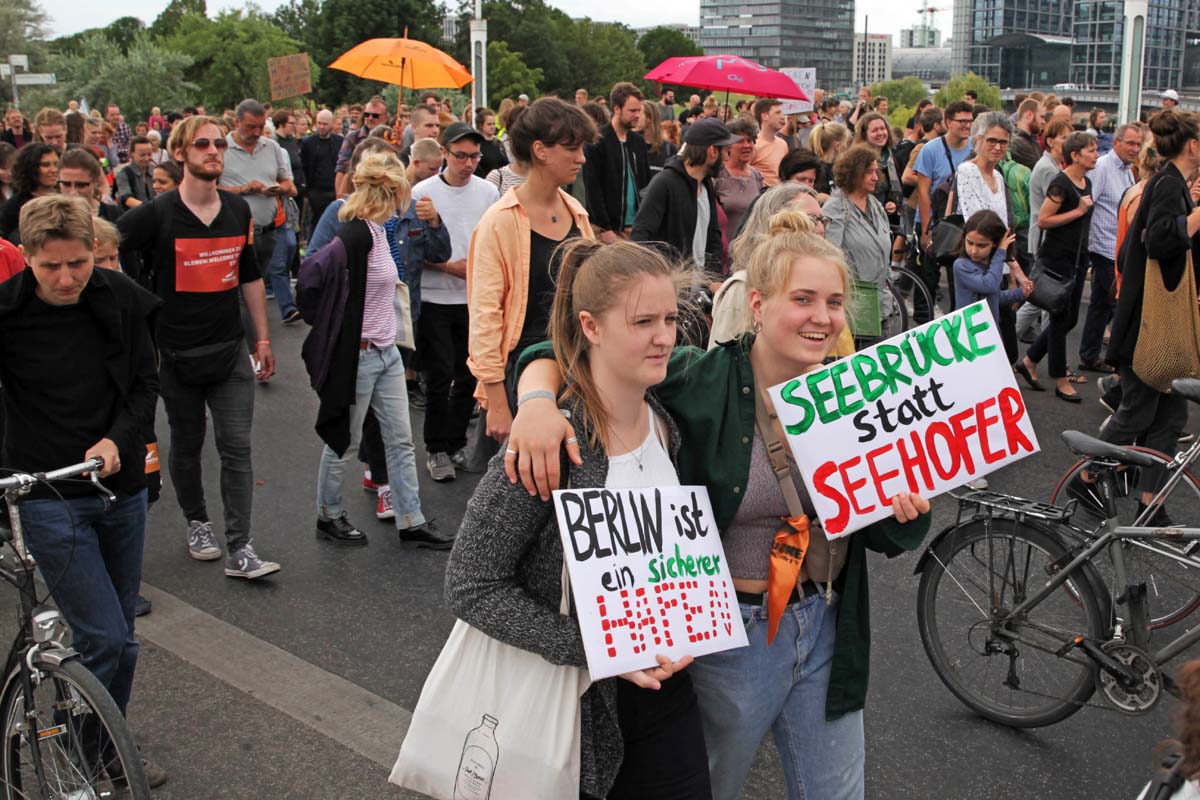 Seebrücke-Demonstration für die Rechte von Geflüchteten und #FreeCarola, Berlin 6.7.2019: Array