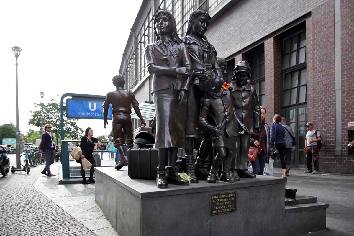 Kindertransport-Überlebende besuchen Kindertransport-Denkmal, Berlin 4. Juli 2019: Array