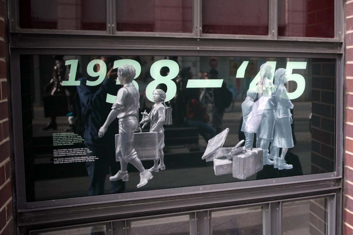 Kindertransport-Überlebende besuchen Kindertransport-Denkmal, Berlin 4. Juli 2019: Array