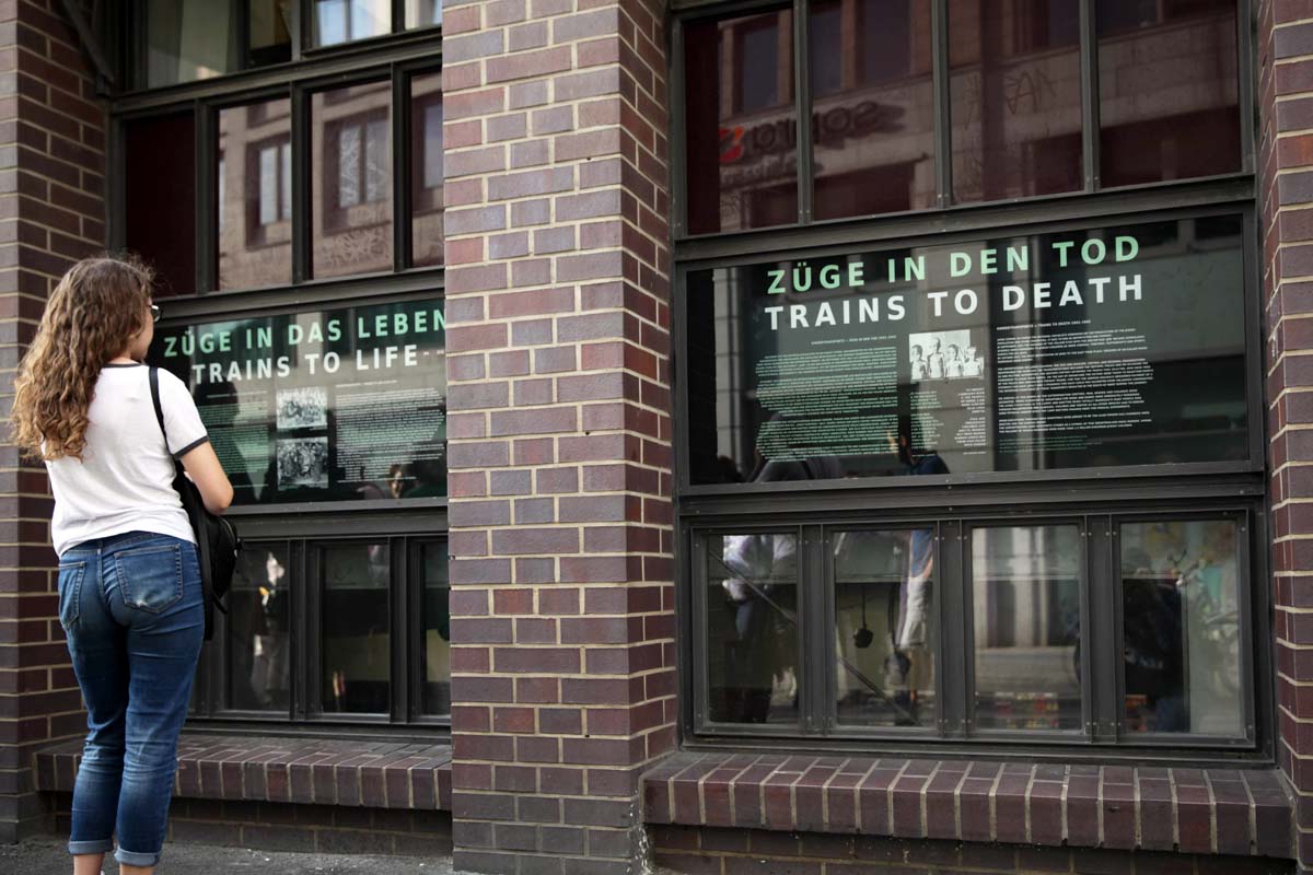 Kindertransport-Überlebende besuchen Kindertransport-Denkmal, Berlin 4. Juli 2019: Array