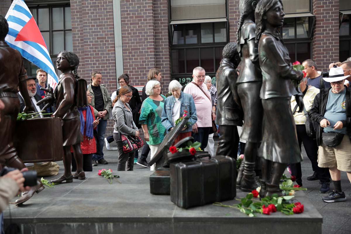 Kindertransport-Überlebende besuchen Kindertransport-Denkmal, Berlin 4. Juli 2019: Array