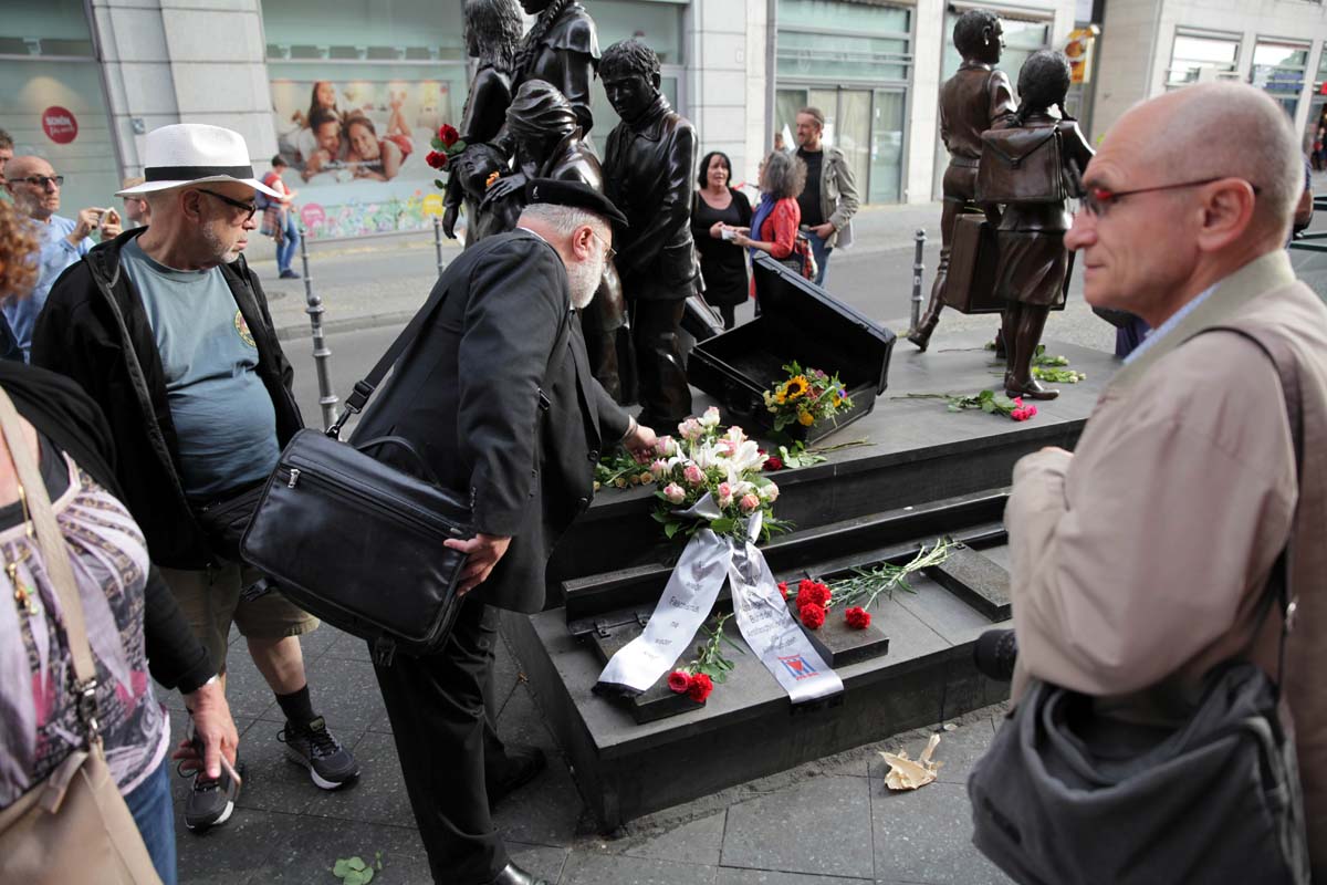 Kindertransport-Überlebende besuchen Kindertransport-Denkmal, Berlin 4. Juli 2019: Array