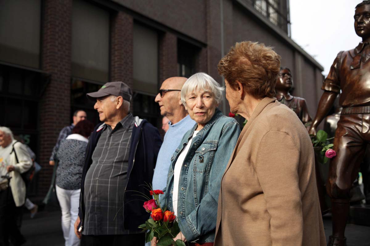 Kindertransport-Überlebende besuchen Kindertransport-Denkmal, Berlin 4. Juli 2019: Array