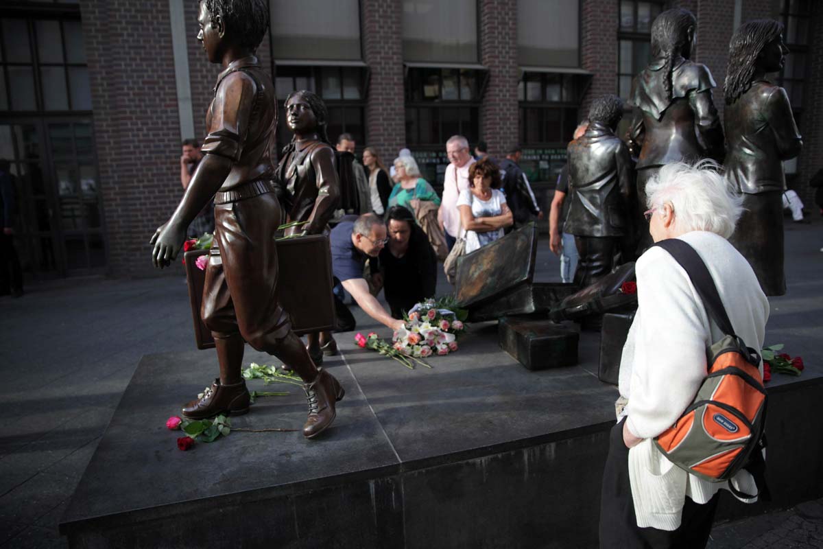 Kindertransport-Überlebende besuchen Kindertransport-Denkmal, Berlin 4. Juli 2019: Array