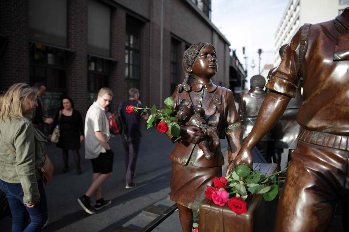 Kindertransport-Überlebende besuchen Kindertransport-Denkmal, Berlin 4. Juli 2019: Array