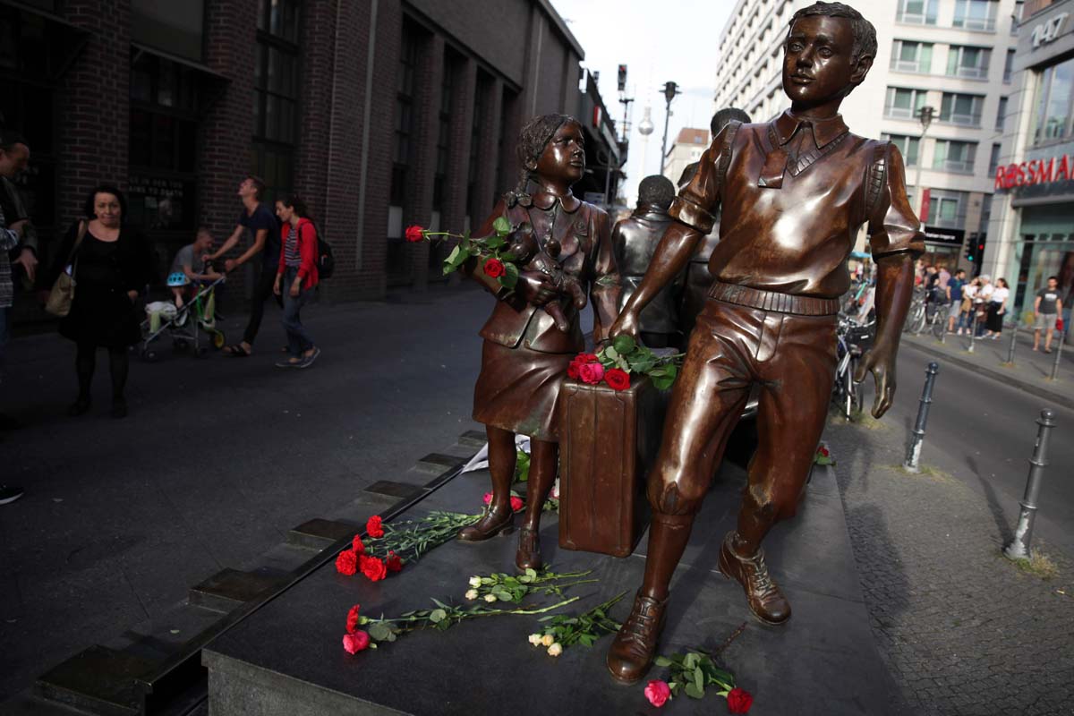 Kindertransport-Überlebende besuchen Kindertransport-Denkmal, Berlin 4. Juli 2019: Array