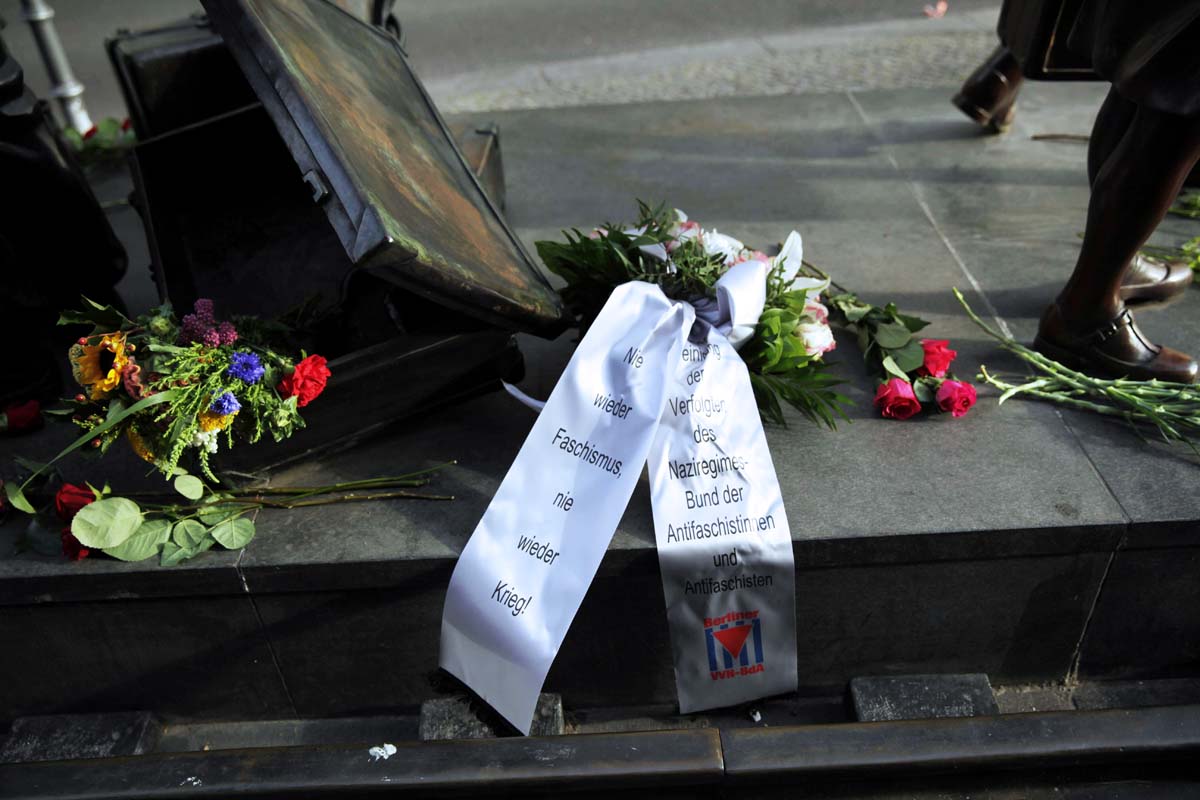 Kindertransport-Überlebende besuchen Kindertransport-Denkmal, Berlin 4. Juli 2019: Array